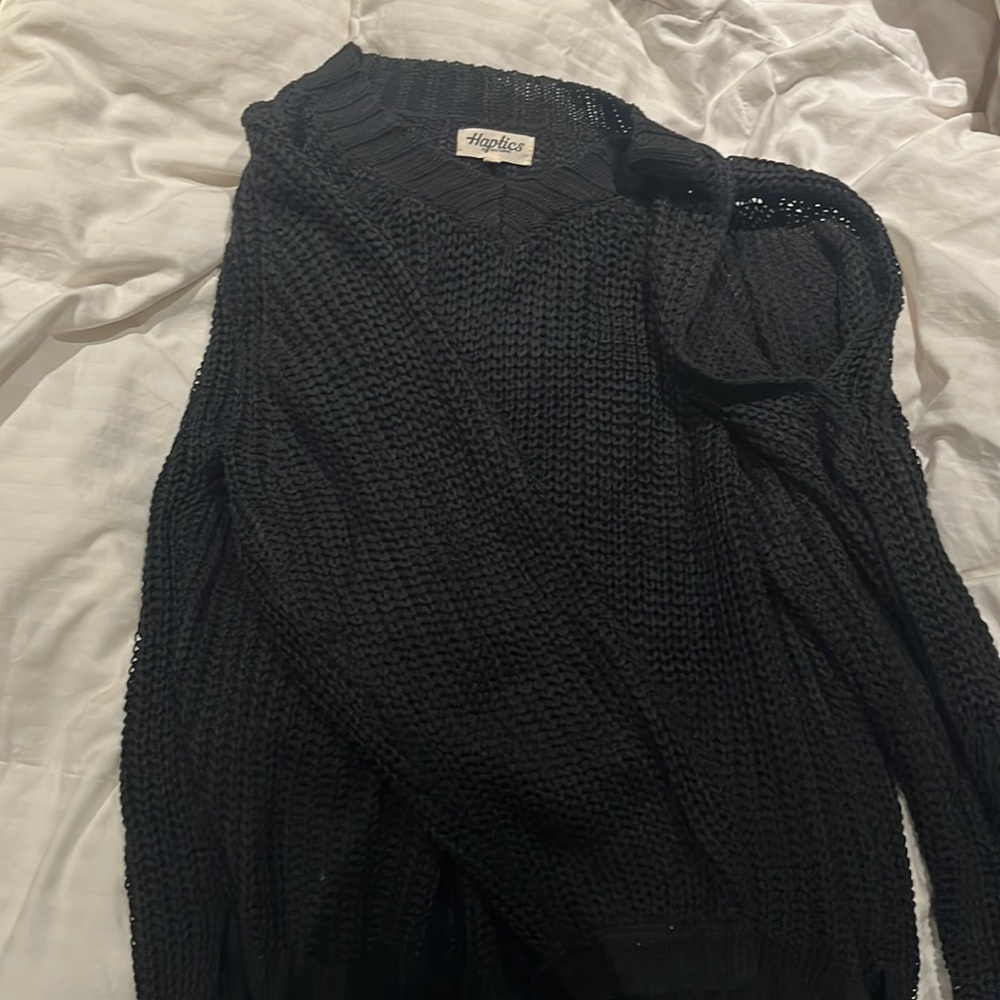 Peep shoulder black sweater